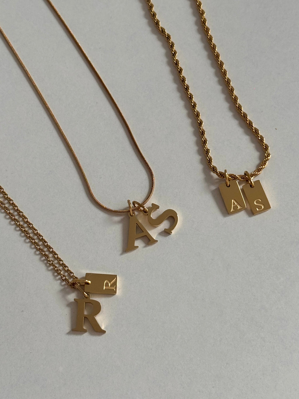 Charm Iniciales Cuadrada