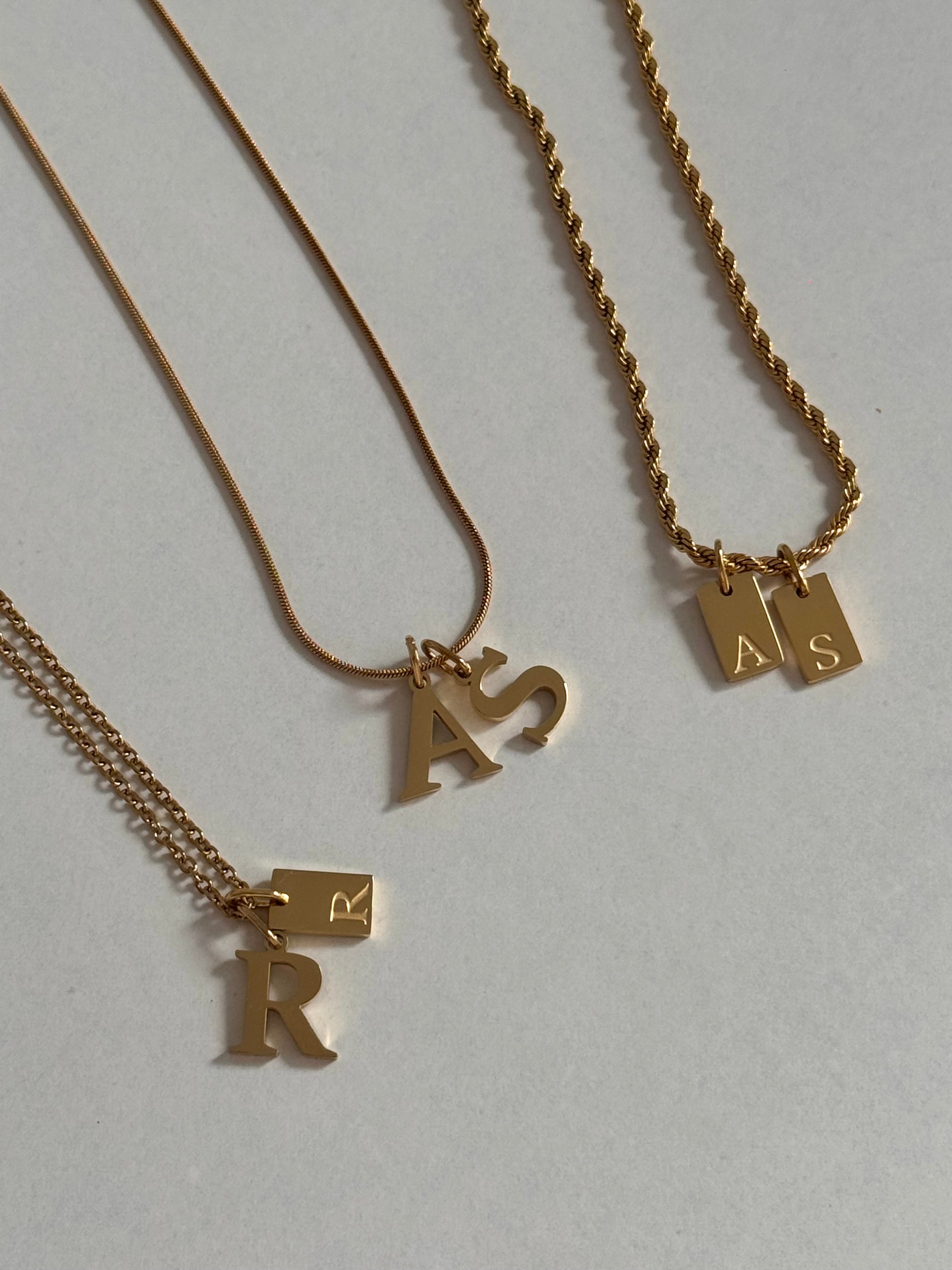 Charm Iniciales Cuadrada